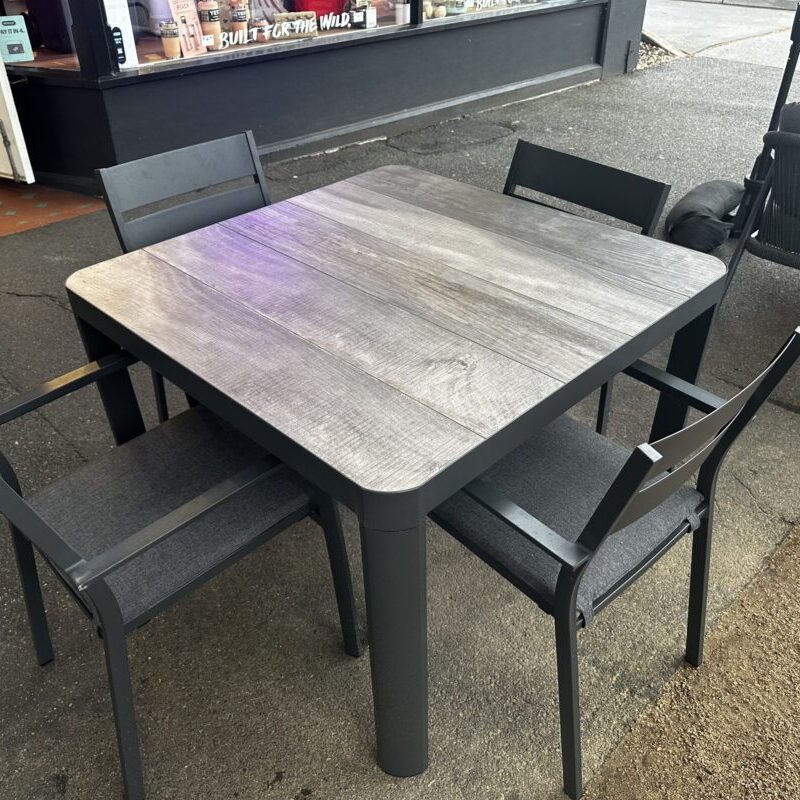 Melton Craft - Memphis & Carolina Dining 5 Piece Setting